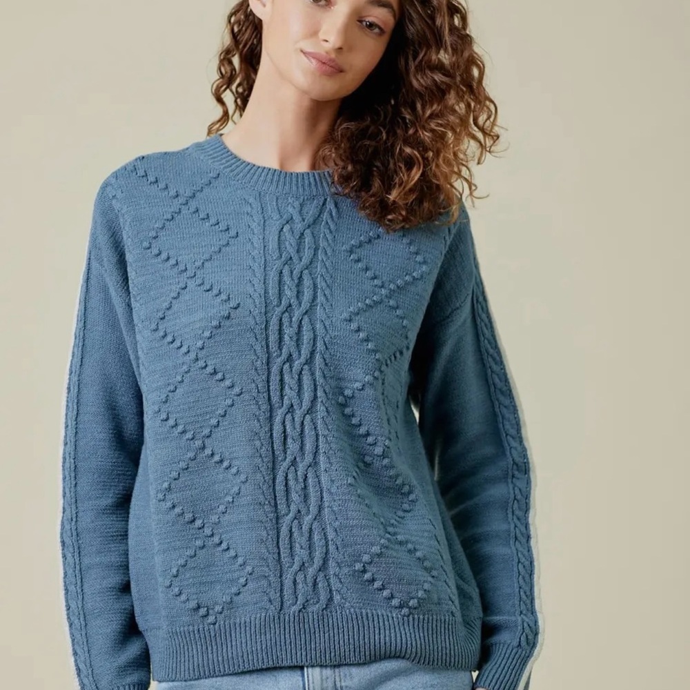 M25. NEW MYSTREE Denim Blue Cable Knit Sweater Crew Neck White Piping Detail